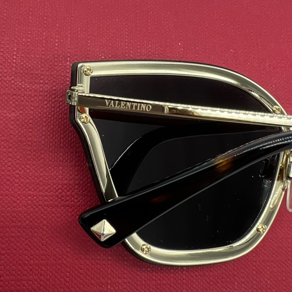 Authentic Valentino Garavani Crystal rockstuds black frame Sunglasses - Picture 15 of 17